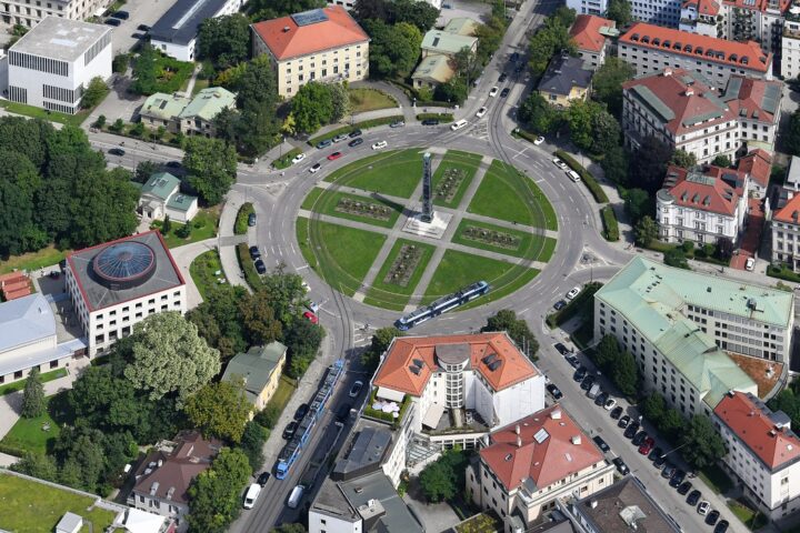 Luftaufnahme des Münchner Karolinenplatzes